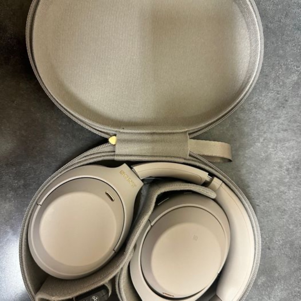Sony 1000XM4 wireless headset